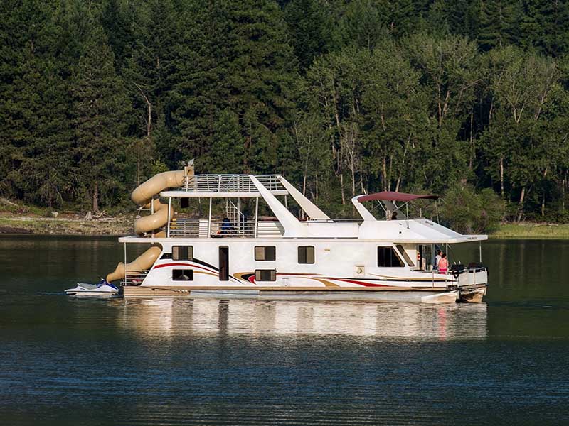 The Genesis 75 houseboat class sailing on a bright sunny day in Sicamous, BC.